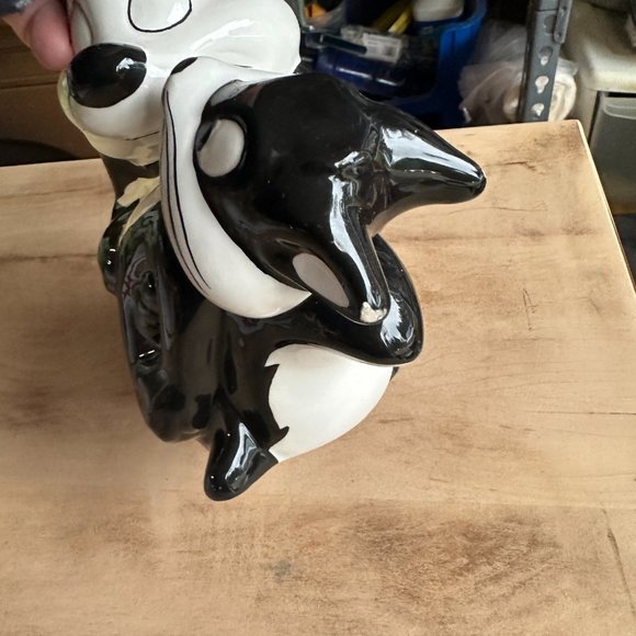 Pepe Le Pew and Penelope Piggy Bank - Picture 11 of 14